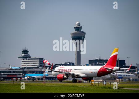 Iberia Express, Airbus A320-216, avion à l'aéroport d'Amsterdam Schiphol, peu avant le décollage sur l'Aalsmeerbaan, 18L/36R, contrôle aérien remorqué Banque D'Images