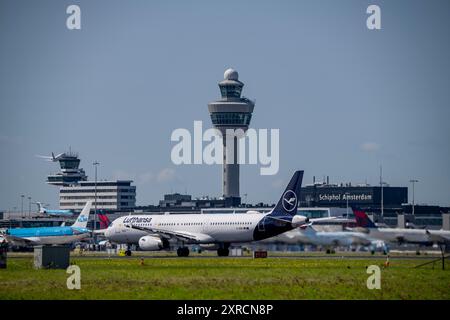 Avion à l'aéroport d'Amsterdam Schiphol, décollage sur l'Aalsmeerbaan, 18L/36R, Lufthansa Airbus A321-231, tour de contrôle aérien, terminal, Nethe Banque D'Images