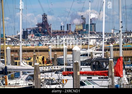 Port maritime Marina IJmuiden, port de plaisance, voiliers, yachts, derrière les aciéries et fonderies de Tata Steel à IJmuiden, Velsen, Hollande du Nord, pays-Bas Banque D'Images