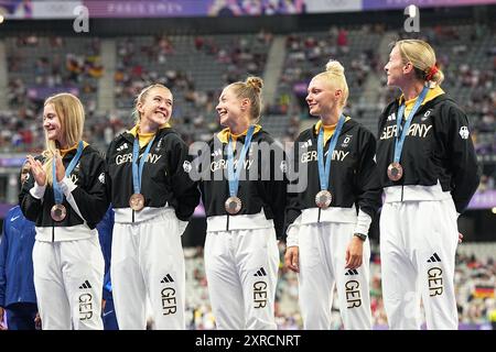 Saint Denis, France. 09 août 2024. Jeux olympiques, Paris 2024, Athlétisme, stade de France, 4 x 100 m, femmes, Allemagne Alexandra Burghardt, Lisa Mayer, Gina Lückenkemper, Rebekka Haase et Sophia Junk célèbrent avec leurs médailles de bronze. Crédit : Michael Kappeler/dpa/Alamy Live News Banque D'Images