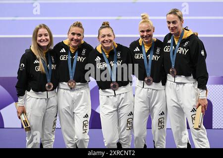 Saint Denis, France. 09 août 2024. Jeux olympiques, Paris 2024, Athlétisme, stade de France, 4 x 100 m, femmes, Allemagne Alexandra Burghardt, Lisa Mayer, Gina Lückenkemper, Rebekka Haase et Sophia Junk célèbrent avec leurs médailles de bronze. Crédit : Sven Hoppe/dpa/Alamy Live News Banque D'Images