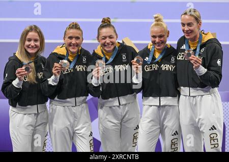 Saint Denis, France. 09 août 2024. Jeux olympiques, Paris 2024, Athlétisme, stade de France, 4 x 100 m, femmes, Allemagne Alexandra Burghardt, Lisa Mayer, Gina Lückenkemper, Rebekka Haase et Sophia Junk célèbrent avec leurs médailles de bronze. Crédit : Sven Hoppe/dpa/Alamy Live News Banque D'Images