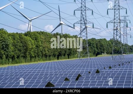 Hochspannungsleitungs Trasse, der Platz darunter wird für einen über 5 KM langen Solarpark genutzt, dahinter ein Windpark, im Hafengebiet von Vlissingen-Oost, Niederlande, PV und Wind Park *** ligne électrique à haute tension, l'espace en dessous est utilisé pour un parc solaire de plus de 5 km de long, derrière lui un parc éolien, dans la zone portuaire de Vlissingen Oost, pays-Bas, PV et parc éolien Banque D'Images