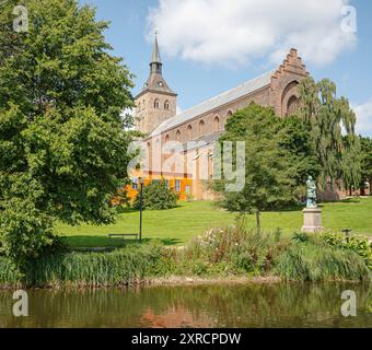 Découvrez l'église de Canute et son jardin à Odense vu du bord de la rivière, Danemark, 3 août 2024 Banque D'Images