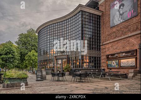 Nelle's Café à Odense dans la lumière atmosphérique du soir, Danemark, 3 août 2024 Banque D'Images