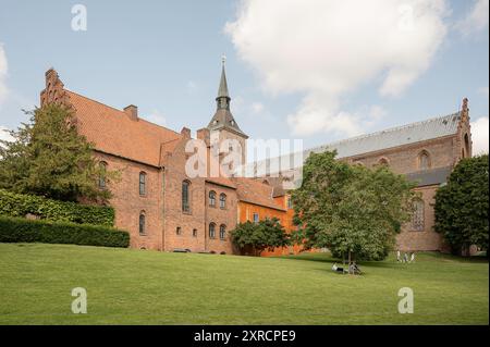 Partez l'église de Canute et son jardin à Odense, Danemark, le 3 août 2024 Banque D'Images