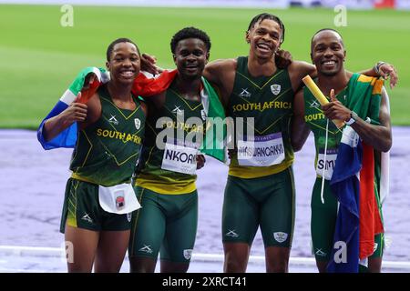 PARIS, FRANCE. 9 août 2024. Bayanda Walaza, Shaun Maswanganyi, Bradley Nkoana et Akani Simbine de l'équipe Afrique du Sud célèbrent la médaille d'or de la finale du relais 4x100m masculin le quatorzième jour des Jeux Olympiques de Paris 2024 au stade de France, Paris, France. Crédit : Craig Mercer/Alamy Live News Banque D'Images