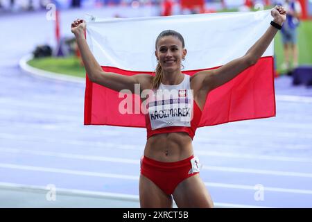 PARIS, FRANCE. 9 août 2024. Natalia Kaczmarek, médaillée de bronze de l'équipe Pologne, célèbre sa participation à la finale du 400 m féminin le quatorzième jour des Jeux Olympiques de Paris 2024 au stade de France, Paris, France. Crédit : Craig Mercer/Alamy Live News Banque D'Images