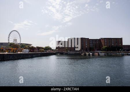 Vue générale (GV) de la roue de Liverpool et du Royal Albert Dock à Liverpool, Grande-Bretagne. Image prise le 1er août 2024. © Belinda Jiao jiao.bilin@ Banque D'Images