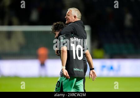 Callum O'Hare de Sheffield United (à gauche) et Chris Wilder (à droite), le manager de Sheffield United, célèbrent le match du Sky Bet Championship à Deepdale, Preston. Date de la photo : vendredi 9 août 2024. Banque D'Images