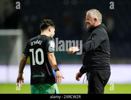 Callum O'Hare de Sheffield United (à gauche) et Chris Wilder (à droite), le manager de Sheffield United, célèbrent le match du Sky Bet Championship à Deepdale, Preston. Date de la photo : vendredi 9 août 2024. Banque D'Images