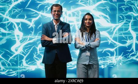 Portrait d'une équipe joyeuse d'administrateurs utilisant l'informatique d'intelligence artificielle simulant le cerveau humain. Collègues souriants travaillant avec des algorithmes d'apprentissage automatique IA, caméra A. Banque D'Images