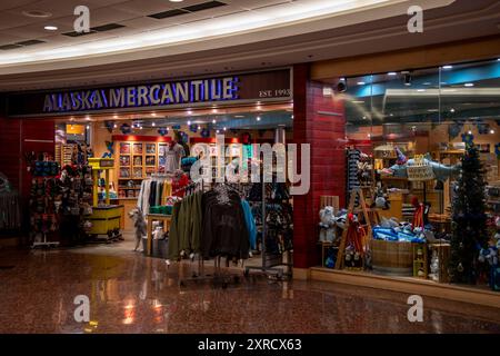 Anchorage, Alaska.. Aéroport international Ted Stevens d'Anchorage. Magasin Alaska Mercantile sur le hall pour les passagers voyageant dans l'aéroport. Banque D'Images