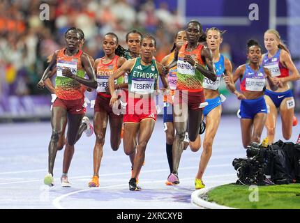 Paris, France. 9 août 2024. Les athlètes concourent lors de la finale féminine du 10000m d'athlétisme aux Jeux Olympiques de Paris 2024 à Paris, France, le 9 août 2024. Crédit : Xu Chang/Xinhua/Alamy Live News Banque D'Images