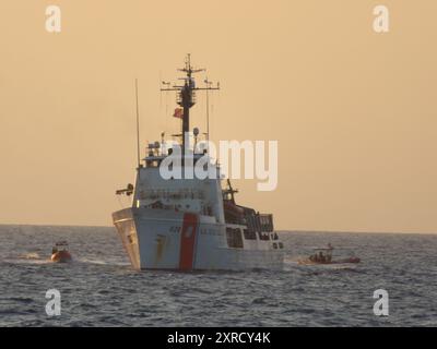 Le Cutter Venturous de la Garde côtière (WMEC 625) mène des opérations de petits bateaux dans le canal de la Tortue, Haïti, le 19 juillet 2024. L’équipage de Venturous a effectué une patrouille de sécurité et de sûreté maritimes de 60 jours dans le passage du vent et le détroit de Floride. (Photo de la Garde côtière américaine par le maître de 1re classe Alvin Cruz) Banque D'Images