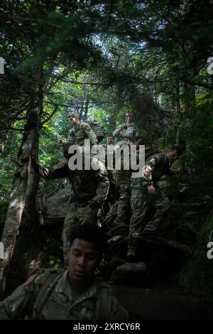 Des soldats de l'autre côté de la 10e division de montagne descendent Lower Wolfjaw Mountain pendant la semaine de préparation aux Alpines guerrières de la voie Adirondack près de la chaîne de montagnes Adirondack, le 8 août 2024. Pendant la semaine DE LA GUERRE, les soldats de la 10e Division de montagne se sont concentrés sur l’alpinisme et les compétences de survie par temps froid, transformant la capacité de la division à mener des entraînements au niveau des équipes, des sections et des équipages sur des terrains accidentés et accidentés. (Photo de l'armée américaine par le SPC Elijah Campbell) Banque D'Images