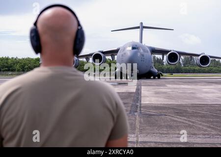 Un aviateur américain du 315e escadron d'évacuation aéronautique observe un avion C-17 arriver sur l'aérodrome de la base de la Garde nationale aérienne de Muñiz, Caroline, Porto Rico, le 2 août 2024. Les aviateurs de la 156e Escadre de la Garde nationale aérienne de Porto Rico ont soutenu la 315e équipe d'insertion des patients de l'AES lors de l'exercice Palmetto Hurricane, où ils ont rapidement évacué les patients blessés, améliorant leurs compétences de sauvetage et de récupération pour de futures urgences. (Photo de la Garde nationale américaine par Airman 1re classe Marrissa L. Rodriguez) Banque D'Images