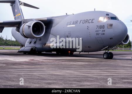 Un plan large d'un avion C-17 affecté à la 315th Airlift Wing arrivant sur la ligne de vol à la base de la Garde nationale aérienne de Muñiz, Caroline, Porto Rico, le 2 août 2024. Les aviateurs de la 156e Escadre de la Garde nationale aérienne de Porto Rico ont soutenu la 315e équipe d'insertion des patients de l'AES lors de l'exercice Palmetto Hurricane, où ils ont rapidement évacué les patients blessés, améliorant leurs compétences de sauvetage et de récupération pour de futures urgences. (Photo de la Garde nationale américaine par Airman 1re classe Marrissa L. Rodriguez) Banque D'Images