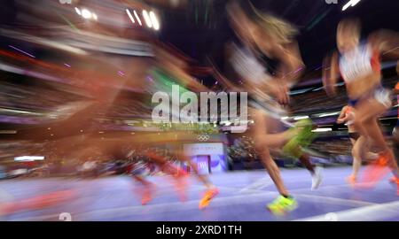 Paris, France. 9 août 2024. Les athlètes concourent lors de la finale féminine du 10000m d'athlétisme aux Jeux Olympiques de Paris 2024 à Paris, France, le 9 août 2024. Crédit : Li Ming/Xinhua/Alamy Live News Banque D'Images