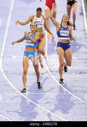 Paris, France. 9 août 2024. Les athlètes réagissent après l'heptathlon féminin du 800m d'athlétisme aux Jeux Olympiques de Paris 2024 à Paris, France, le 9 août 2024. Crédit : Li Ying/Xinhua/Alamy Live News Banque D'Images