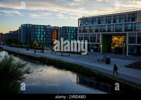 Édimbourg, Écosse, Royaume-Uni. 30 juin 2024. Lumière du soir sur Union canal et le nouveau lycée Boroughmuir. L'Union canal est une superbe voie navigable qui s'étend sur environ 31 miles entre le bassin de Lothian Road d'Édimbourg et la roue de Falkirk. (Crédit image : © Ruaridh Stewart/ZUMA Press Wire) USAGE ÉDITORIAL SEULEMENT! Non destiné à UN USAGE commercial ! Banque D'Images