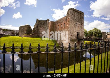 Rothesay, Bute, Écosse, Royaume-Uni. 6 juillet 2024. Le château de Rothesay sur l'île de Bute est unique parmi les châteaux écossais à la fois pour sa date précoce et son plan circulaire inhabituel. Il est également célèbre pour ses liens étroits avec les Stewarts, à la fois alors qu'ils étaient hauts commissaires héréditaires et, à partir de 1371, une dynastie royale. À ce jour, l'héritier du trône a toujours le titre de duc de Rothesay. (Crédit image : © Ruaridh Stewart/ZUMA Press Press Press Wire) USAGE ÉDITORIAL SEULEMENT! Non destiné à UN USAGE commercial ! Banque D'Images