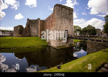 Rothesay, Bute, Écosse, Royaume-Uni. 6 juillet 2024. Le château de Rothesay sur l'île de Bute est unique parmi les châteaux écossais à la fois pour sa date précoce et son plan circulaire inhabituel. Il est également célèbre pour ses liens étroits avec les Stewarts, à la fois alors qu'ils étaient hauts commissaires héréditaires et, à partir de 1371, une dynastie royale. À ce jour, l'héritier du trône a toujours le titre de duc de Rothesay. (Crédit image : © Ruaridh Stewart/ZUMA Press Press Press Wire) USAGE ÉDITORIAL SEULEMENT! Non destiné à UN USAGE commercial ! Banque D'Images