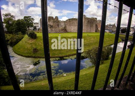 Rothesay, Bute, Écosse, Royaume-Uni. 6 juillet 2024. Le château de Rothesay sur l'île de Bute est unique parmi les châteaux écossais à la fois pour sa date précoce et son plan circulaire inhabituel. Il est également célèbre pour ses liens étroits avec les Stewarts, à la fois alors qu'ils étaient hauts commissaires héréditaires et, à partir de 1371, une dynastie royale. À ce jour, l'héritier du trône a toujours le titre de duc de Rothesay. (Crédit image : © Ruaridh Stewart/ZUMA Press Press Press Wire) USAGE ÉDITORIAL SEULEMENT! Non destiné à UN USAGE commercial ! Banque D'Images