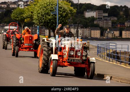 Rothesay, Bute, Écosse, Royaume-Uni. 6 juillet 2024. Défilé de tracteurs sur le front de mer lors du rallye annuel de tracteurs vintage à Rothesay. L'île de Bute est une île du Firth of Clyde dans l'Argyll, en Écosse. Bute est une destination de vacances populaire depuis plus d'un siècle. Rothesay, chef-lieu de Bute, est une station balnéaire avec un château, des cafés et des boutiques à l'ancienne. Suivez la route côtière vers le sud et vous trouverez Mount Stuart, un palais spectaculaire au milieu d'hectares de bois. (Crédit image : © Ruaridh Stewart/ZUMA Press Press Press Wire) USAGE ÉDITORIAL SEULEMENT! Non destiné à UN USAGE commercial ! Banque D'Images