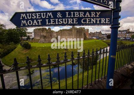 Rothesay, Bute, Écosse, Royaume-Uni. 6 juillet 2024. Le château de Rothesay sur l'île de Bute est unique parmi les châteaux écossais à la fois pour sa date précoce et son plan circulaire inhabituel. Il est également célèbre pour ses liens étroits avec les Stewarts, à la fois alors qu'ils étaient hauts commissaires héréditaires et, à partir de 1371, une dynastie royale. À ce jour, l'héritier du trône a toujours le titre de duc de Rothesay. (Crédit image : © Ruaridh Stewart/ZUMA Press Press Press Wire) USAGE ÉDITORIAL SEULEMENT! Non destiné à UN USAGE commercial ! Banque D'Images