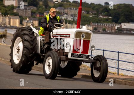 Rothesay, Bute, Écosse, Royaume-Uni. 6 juillet 2024. Tracteur modèle David Brown sur le front de mer lors du rallye annuel de tracteurs vintage à Rothesay. L'île de Bute est une île du Firth of Clyde dans l'Argyll, en Écosse. Bute est une destination de vacances populaire depuis plus d'un siècle. Rothesay, chef-lieu de Bute, est une station balnéaire avec un château, des cafés et des boutiques à l'ancienne. Suivez la route côtière vers le sud et vous trouverez Mount Stuart, un palais spectaculaire au milieu d'hectares de bois. (Crédit image : © Ruaridh Stewart/ZUMA Press Press Press Wire) USAGE ÉDITORIAL SEULEMENT! Non destiné à l'USAG commercial Banque D'Images