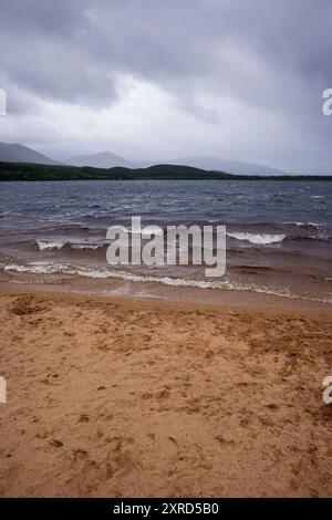 Aviemore, Écosse, Royaume-Uni. 4 juillet 2024. Avec une belle plage de sable, Loch Morlich est un loch d'eau douce dans la région de Badenoch et Strathspey à Highland, en Écosse, près d'Aviemore et dans le parc national de Cairngorm, dans les Highlands écossais. (Crédit image : © Ruaridh Stewart/ZUMA Press Press Press Wire) USAGE ÉDITORIAL SEULEMENT! Non destiné à UN USAGE commercial ! Banque D'Images