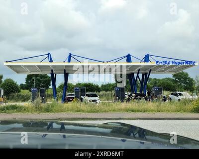 Kiel, Allemagne - 08 août 2024 : une station-service électrique de marque EnBW avec de nombreuses voitures électriques Banque D'Images