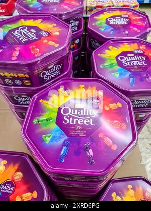 Kiel, Allemagne - 08 août 2024 : nombreuses boîtes violettes de mélange de pralines de marque Quality Street en vente dans un magasin Banque D'Images