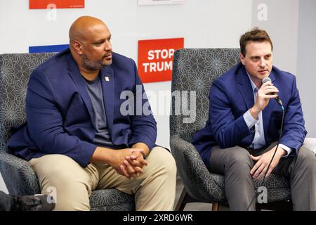 Flint, États-Unis. 09 août 2024. Harry Dunn, ancien officier de police du Capitole des États-Unis, à gauche, et Daniel Hodges, officier du Département de police métropolitaine du District de Columbia, à droite, participent à une discussion à Flint, Mich., le 9 août 2024, au sujet de la tentative d'insurrection du 6 janvier 2021 au Capitole des États-Unis. (Photo de Andrew Roth/Sipa USA) crédit : Sipa USA/Alamy Live News Banque D'Images