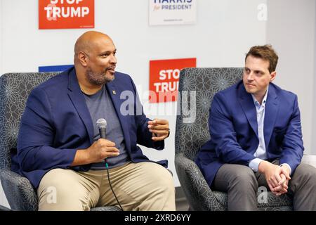 Flint, États-Unis. 09 août 2024. Harry Dunn, ancien officier de police du Capitole des États-Unis, à gauche, et Daniel Hodges, officier du Département de police métropolitaine du District de Columbia, à droite, participent à une discussion à Flint, Mich., le 9 août 2024, au sujet de la tentative d'insurrection du 6 janvier 2021 au Capitole des États-Unis. (Photo de Andrew Roth/Sipa USA) crédit : Sipa USA/Alamy Live News Banque D'Images