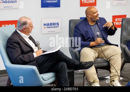 Flint, États-Unis. 09 août 2024. Le repaire américain Dan Kildee, à gauche, et l'ancien officier de la police du Capitole des États-Unis Harry Dunn, à droite, participent à une discussion à Flint, Michée, le 9 août 2024, au sujet de la tentative d'insurrection du 6 janvier 2021 au Capitole des États-Unis. (Photo de Andrew Roth/Sipa USA) crédit : Sipa USA/Alamy Live News Banque D'Images