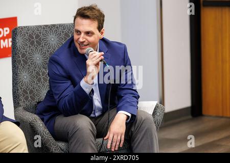 Flint, États-Unis. 09 août 2024. Daniel Hodges, officier du département de police métropolitaine du district de Columbia, participe à une discussion à Flint, Mich., le 9 août 2024, au sujet de la tentative d'insurrection du 6 janvier 2021 au Capitole des États-Unis. (Photo de Andrew Roth/Sipa USA) crédit : Sipa USA/Alamy Live News Banque D'Images