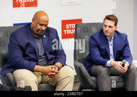 Flint, États-Unis. 09 août 2024. Harry Dunn, ancien officier de police du Capitole des États-Unis, à gauche, et Daniel Hodges, officier du Département de police métropolitaine du District de Columbia, à droite, participent à une discussion à Flint, Mich., le 9 août 2024, au sujet de la tentative d'insurrection du 6 janvier 2021 au Capitole des États-Unis. (Photo de Andrew Roth/Sipa USA) crédit : Sipa USA/Alamy Live News Banque D'Images