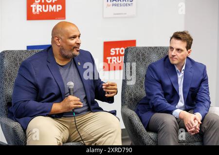 Flint, Michigan, États-Unis. 9 août 2024. HARRY DUNN, ancien officier de police du Capitole des États-Unis, à gauche, et DANIEL HODGES, officier du Département de police métropolitaine du District de Columbia, à droite, participent à une discussion à Flint, Mich., le 9 août 2024, au sujet de la tentative d'insurrection du 6 janvier 2021 au Capitole des États-Unis. (Crédit image : © Andrew Roth/ZUMA Press Wire) USAGE ÉDITORIAL SEULEMENT! Non destiné à UN USAGE commercial ! Banque D'Images