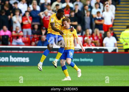 Oakwell Stadium, Barnsley, Angleterre - 9 août 2024 Adedeji Oshilaja (23) saute sur le 1er buteur Stephen Quinn (16) de Mansfield Town - pendant le match Barnsley v Mansfield Town, Sky Bet League One, 2024/25, Oakwell Stadium, Barnsley, Angleterre - 9 août 2024 crédit : Arthur Haigh/WhiteRosePhotos/Alamy Live News Banque D'Images