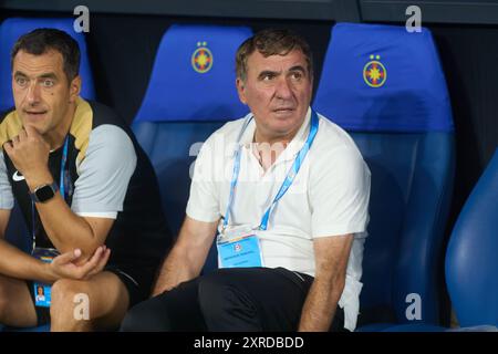 Bucarest, Roumanie. 9 août 2024 : Gheorghe Hagi (R), entraîneur-chef de Farul Constanta, lors du match de football entre FCSB et FCV Farul Constanta dans la 5ème manche de Superliga, la première ligue du championnat de football roumain 2024-2025, au stade Steaua, à Bucarest. Crédit : Lucian Alecu/Alamy Live News Banque D'Images