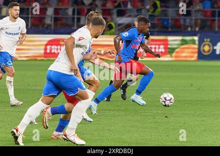 Bucarest, Roumanie. 9 août 2024 : Luis Phelipe (d) de la FCSB attaque avec le ballon pendant le match de football entre la FCSB et le FCV Farul Constanta dans le 5ème tour de Superliga, la première ligue du championnat de football roumain 2024-2025, au stade Steaua, à Bucarest. Crédit : Lucian Alecu/Alamy Live News Banque D'Images