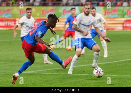 Bucarest, Roumanie. 9 août 2024 : Nana Antwi de la FCSB essaye de marquer pendant le match de football entre la FCSB et la FCV Farul Constanta dans la 5ème manche de Superliga, la première ligue du championnat de football roumain 2024-2025, au stade Steaua, à Bucarest. Crédit : Lucian Alecu/Alamy Live News Banque D'Images