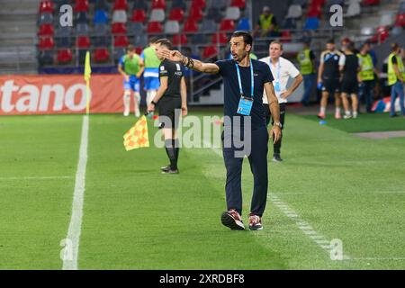 Bucarest, Roumanie. 9 août 2024 : Elias Charalambous, entraîneur de l'équipe de football de la FCSB, lors du match de football entre la FCSB et la FCV Farul Constanta dans la 5ème manche de Superliga, la première ligue du championnat de football roumain 2024-2025, au stade Steaua, à Bucarest. Crédit : Lucian Alecu/Alamy Live News Banque D'Images