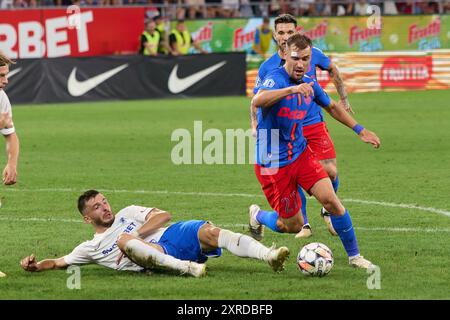 Bucarest, Roumanie. 9 août 2024 : Darius Olaru (R) de la FCSB combat pour le ballon lors du match de football entre la FCSB et le FCV Farul Constanta dans la 5ème manche de Superliga, la première ligue du championnat de football roumain 2024-2025, au stade Steaua, à Bucarest. Crédit : Lucian Alecu/Alamy Live News Banque D'Images