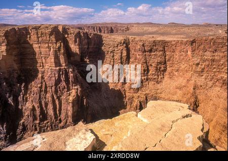 Surplombez le parc tribal Navajo de Little Colorado River gorge où, loin en dessous du Little Colorado River, les serpents serpentent vers le Colorado dans le Grand Canyon. Banque D'Images