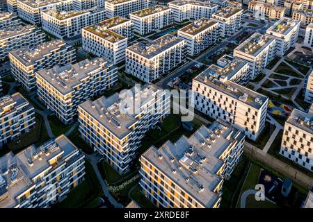 Cracovie, Pologne. 30 juillet 2024. (NOTE DE LA RÉDACTION : image prise avec un drone) une vue aérienne d'un lotissement nouvellement construit dans la partie nord de Cracovie. Selon le rapport de l'Institut économique polonais, le marché immobilier polonais va maintenant se stabiliser après que la Pologne a connu l'une des plus fortes augmentations des prix de l'immobilier dans l'UE en 2024. Les prix de l'immobilier devraient se stabiliser à environ 10 % par rapport à 2023. La Pologne est en tête du classement, de nombreux pays européens enregistrant une baisse des prix. Crédit : SOPA images Limited/Alamy Live News Banque D'Images