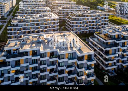 Cracovie, Pologne. 30 juillet 2024. (NOTE DE LA RÉDACTION : image prise avec un drone) une vue aérienne d'un lotissement nouvellement construit dans la partie nord de Cracovie. Selon le rapport de l'Institut économique polonais, le marché immobilier polonais va maintenant se stabiliser après que la Pologne a connu l'une des plus fortes augmentations des prix de l'immobilier dans l'UE en 2024. Les prix de l'immobilier devraient se stabiliser à environ 10 % par rapport à 2023. La Pologne est en tête du classement, de nombreux pays européens enregistrant une baisse des prix. Crédit : SOPA images Limited/Alamy Live News Banque D'Images