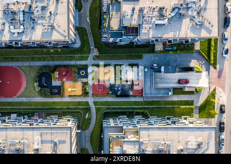 Cracovie, Pologne. 30 juillet 2024. (NOTE DE LA RÉDACTION : image prise avec un drone) une vue aérienne d'un lotissement nouvellement construit dans la partie nord de Cracovie. Selon le rapport de l'Institut économique polonais, le marché immobilier polonais va maintenant se stabiliser après que la Pologne a connu l'une des plus fortes augmentations des prix de l'immobilier dans l'UE en 2024. Les prix de l'immobilier devraient se stabiliser à environ 10 % par rapport à 2023. La Pologne est en tête du classement, de nombreux pays européens enregistrant une baisse des prix. Crédit : SOPA images Limited/Alamy Live News Banque D'Images